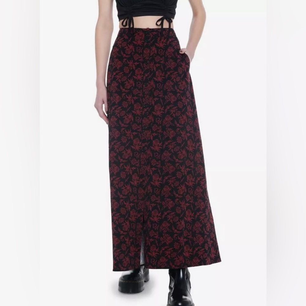 Black & Red Floral Skull Maxi Skirt 
Plus size 0